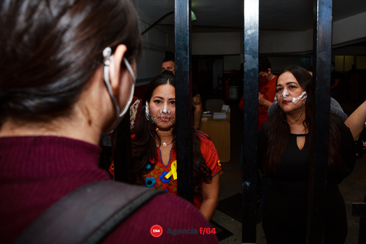 Las diputadas Ana Karen Hernández y Blanca Livier Rodríguez, del Partido del Trabajo y MORENA respectivamente, escuchan los planteamientos de los estudiantes.
