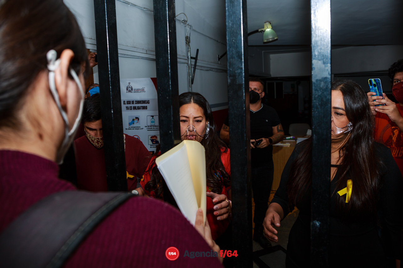 Las diputadas Ana Karen Hernández y Blanca Livier Rodríguez, del Partido del Trabajo y MORENA respectivamente, reciben las peticiones de los estudiantes y se suma el diputado de MORENA, Vladimir Parra. Las diputadas y el diputado les concedieron acceso a dos representantes del Colectivo de Resistencia Estudiantil para tener unos minutos y poder dirigirse al resto de los diputados en el plena al final de la sesión.
