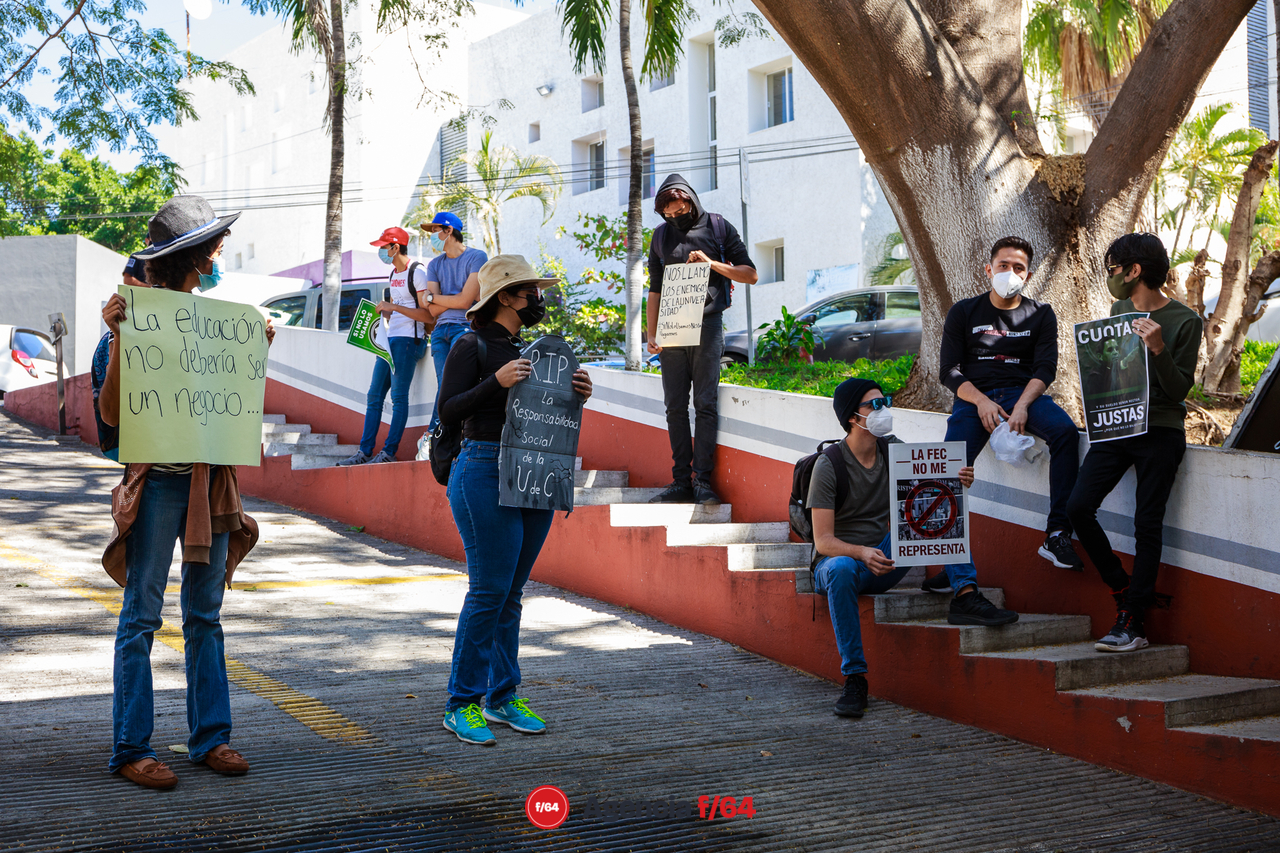 Estudiantes avisan a los elementos de seguridad del Congreso del Estado que desean ser atendidos y les piden esperar.