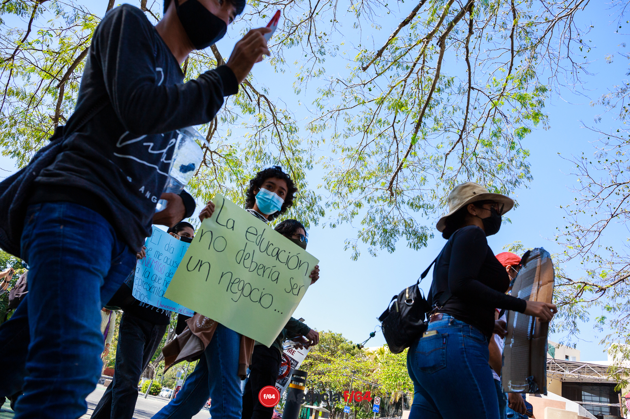El Colectivo de Resistencia Estudiantil se prepara por tercera ocasión para manifestar su rechazo a las cuotas de talleres y laboratorios, así como a la respuesta de Rector Christian Torres y la Universidad de Colima.