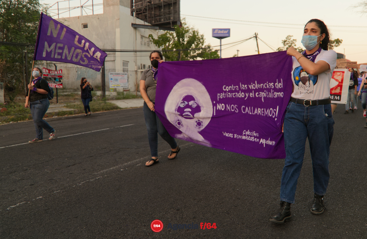 Inicio de la marcha con mantas representativas del Día Internacional de la Eliminación de la Violencia contra Mujeres.
