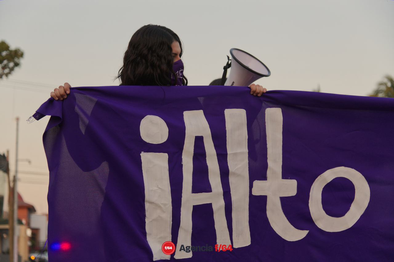 Mujer con altoparlante.