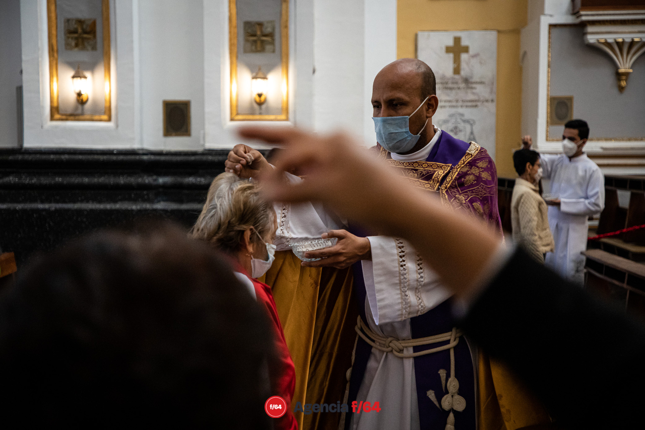 Fieles recibiendo la ceniza.