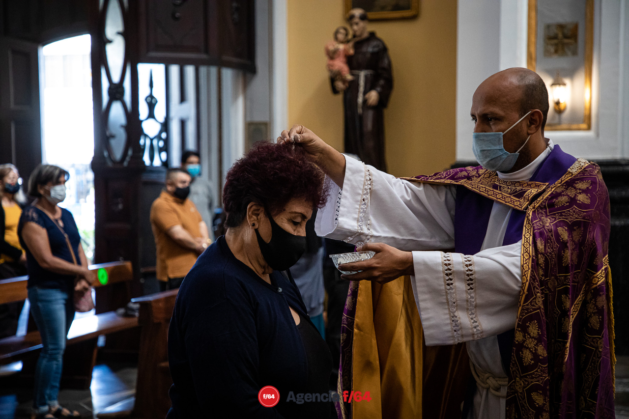 Fieles recibiendo la ceniza.
