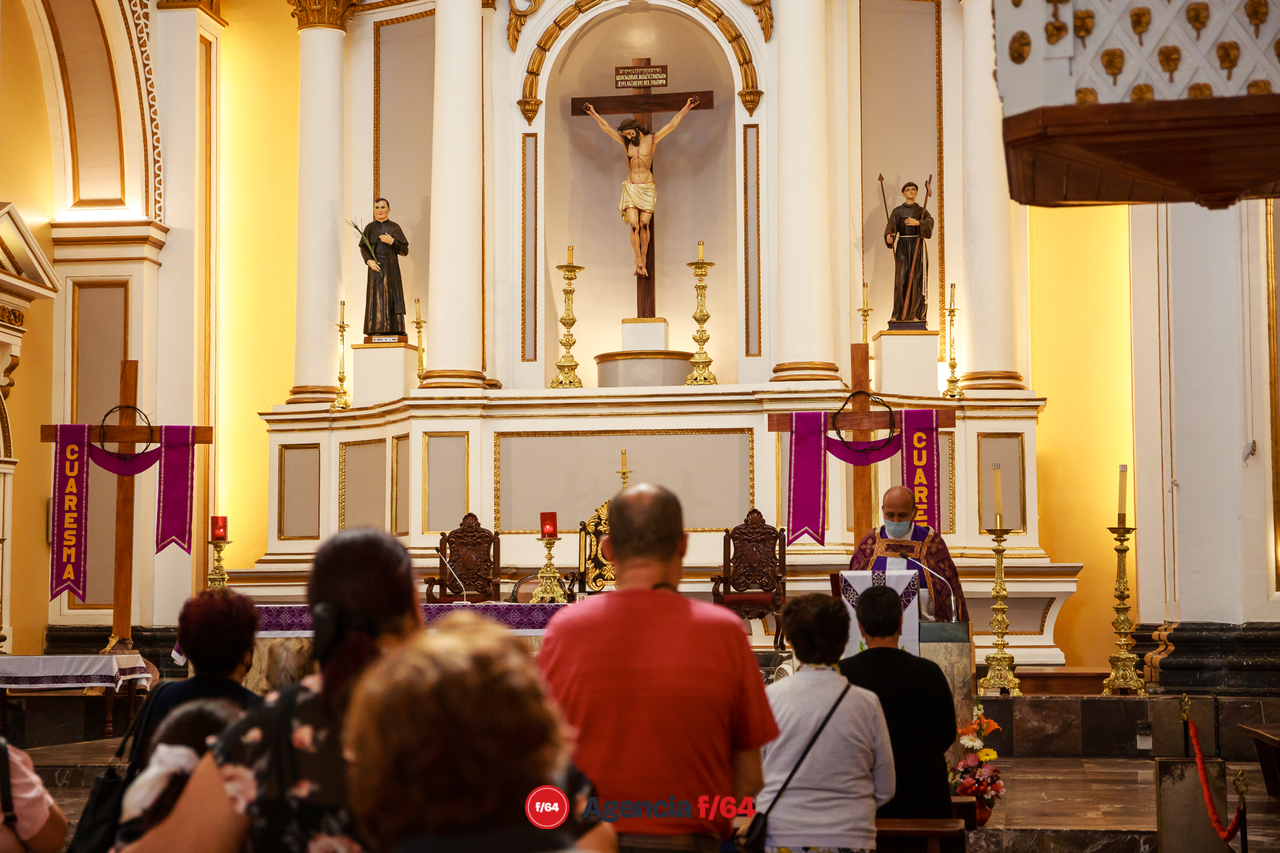 El padre Osiris Juan Pablo Aguilar Castañeda, Rector de la Catedral Basílica Menor de Colima, explica el significado de la cuaresma a los fieles presentes.