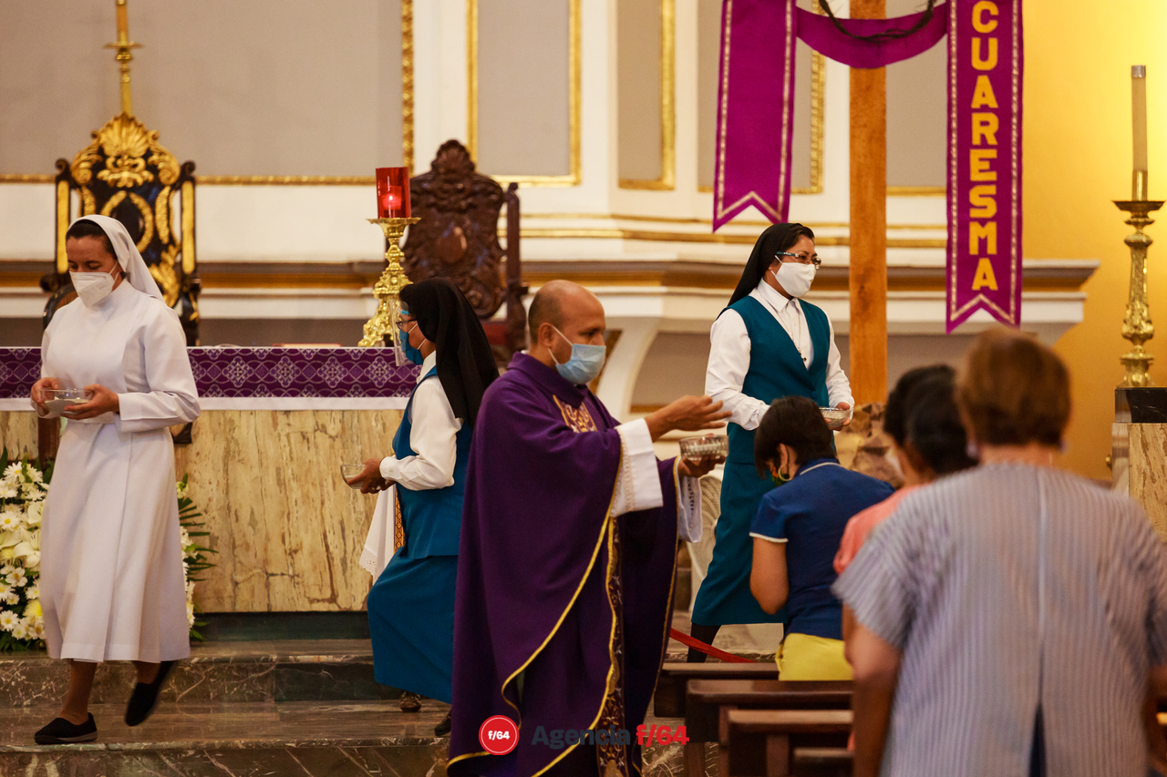 Los fieles permanecieron en su lugar mientras monjas y el padre Osiris Juan Pablo Aguilar Castañeda se acercaban a ellos para colocarles la ceniza.