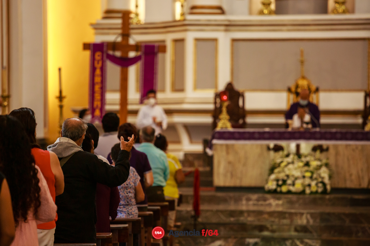 Fieles en la Catedral Basílica Menor de Colima.