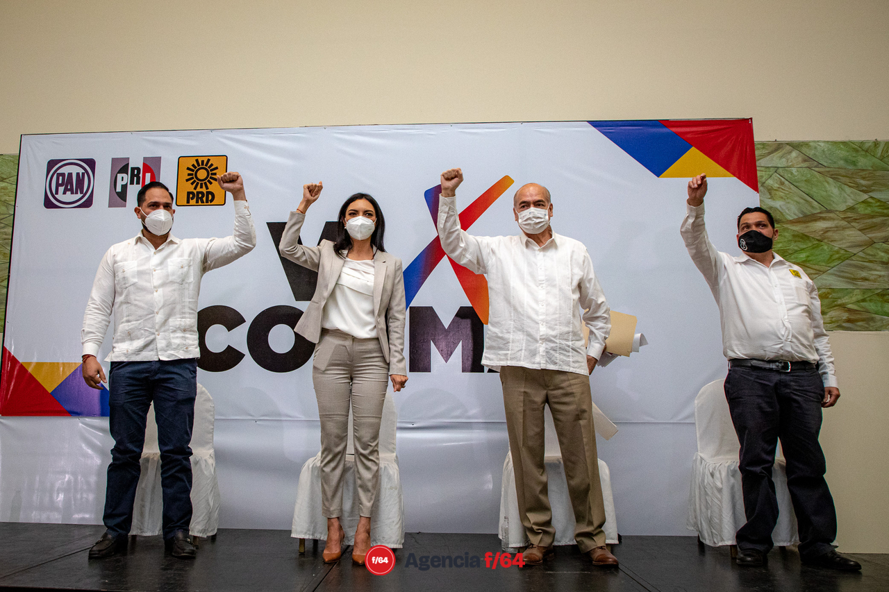 Dirigentes estatales de los tres partidos, PRI-PAN-PRD, levantan el puño y manifiestan su respaldo a la precandidata emanada de las filas del Revolucionario Institucional, quien los representará en la coalición "VA X COLIMA".