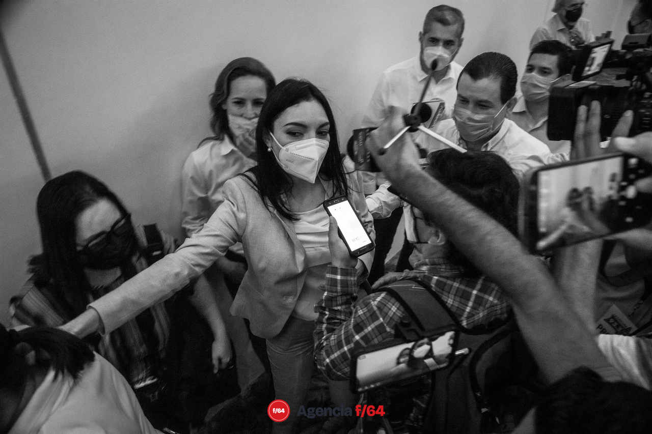 Al término del evento, la ahora precandidata de "VAMOS X COLIMA" contestó preguntas de la prensa. 