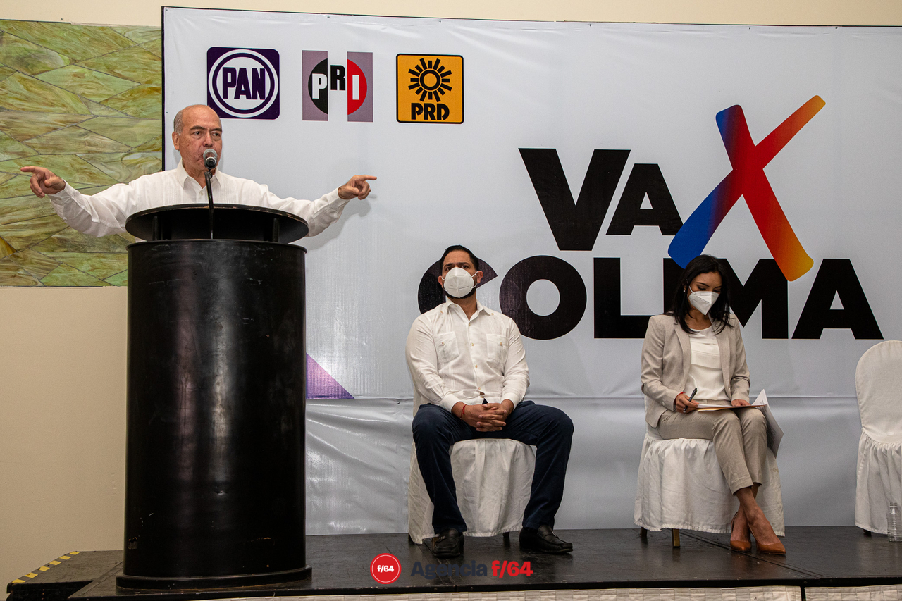 El dirigente estatal del PRI, Arnoldo Ochoa, hablando a los miembros y simpatizantes de los tres partidos que han conformado la coalición PRI-PAN-PRD y que serán representados por Mely Romero, en las próximas elecciones para la gubernatura del Estado.