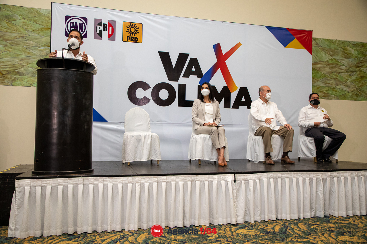 Miguel Alejandro Garcia, dirigente estatal del PAN, dando su respaldo a la ahora precandidata por la coalición "VA X COLIMA", PRI-PAN-PRD.