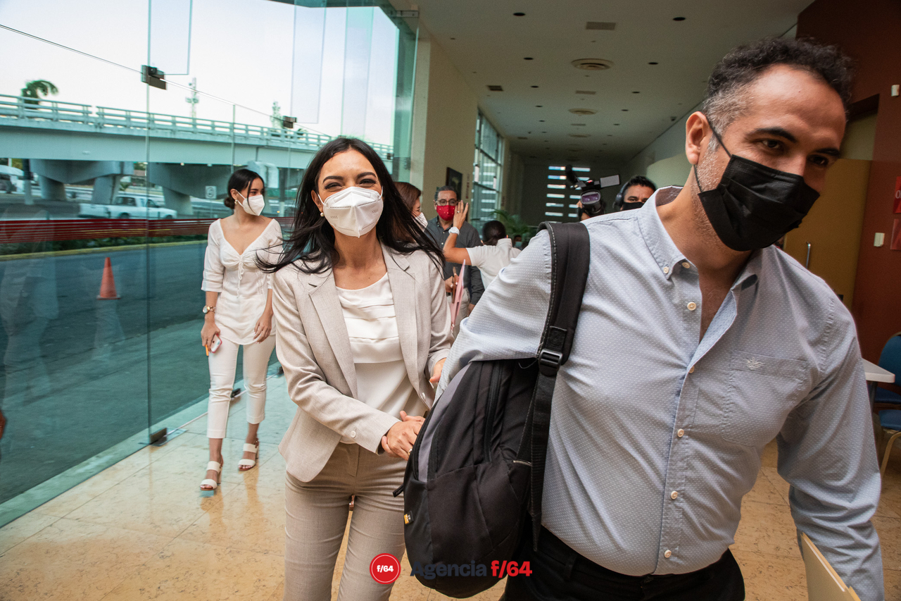 La candidata de la coalición, "VA X COLIMA", sale a paso veloz al término  del evento de presentación.  