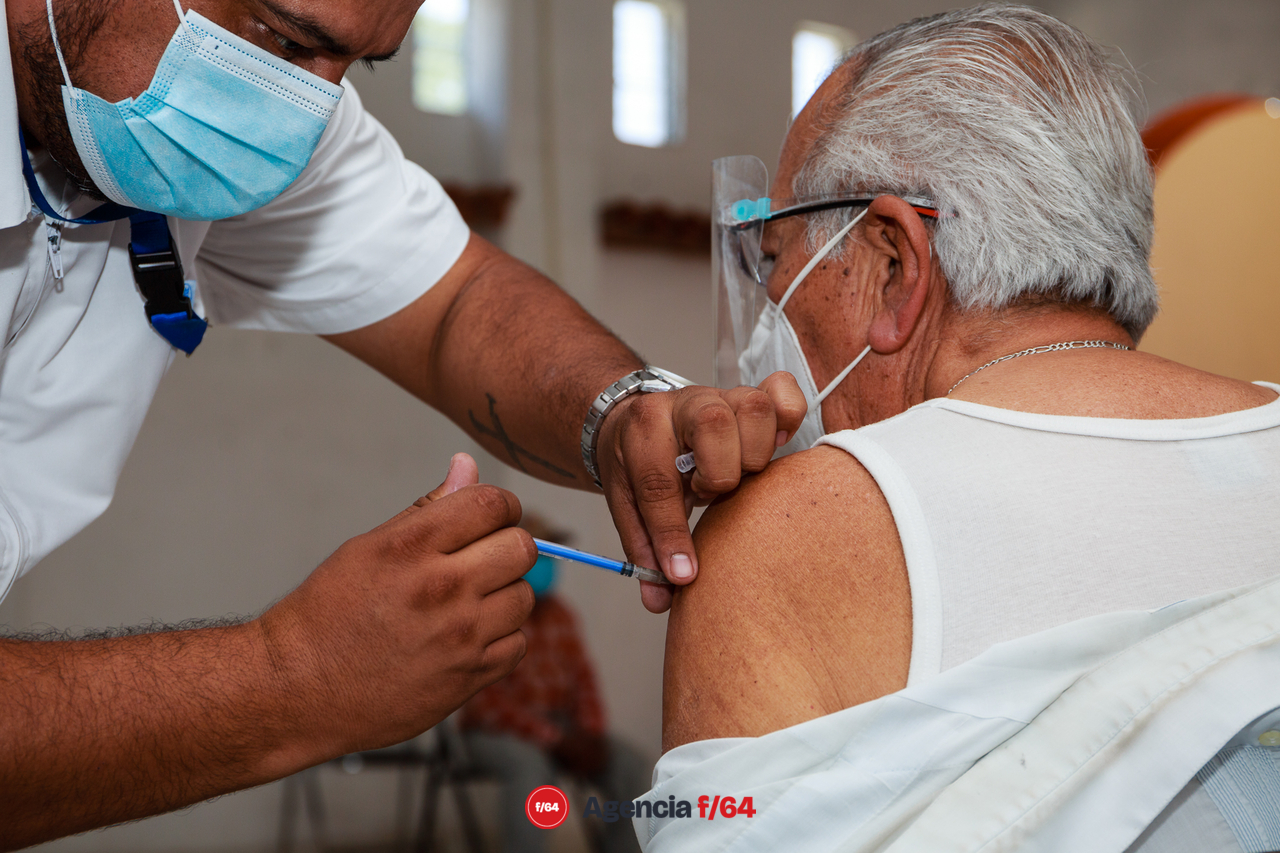 Vacunación de adultos mayores en Suchitlán y Cofradía de Suchitlán