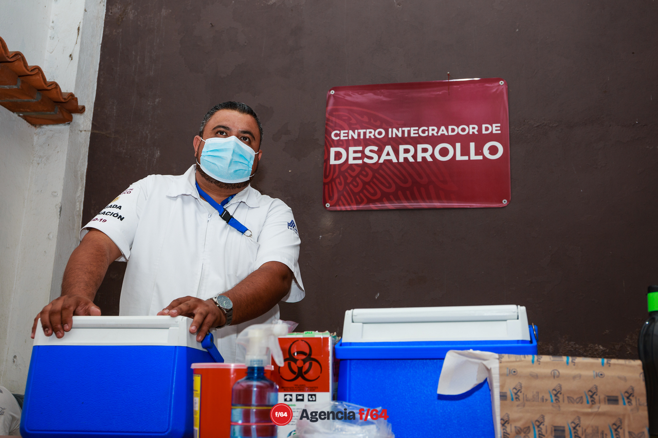 Reguardo de las hieleras con las dosis asignadas al centro de vacunación.