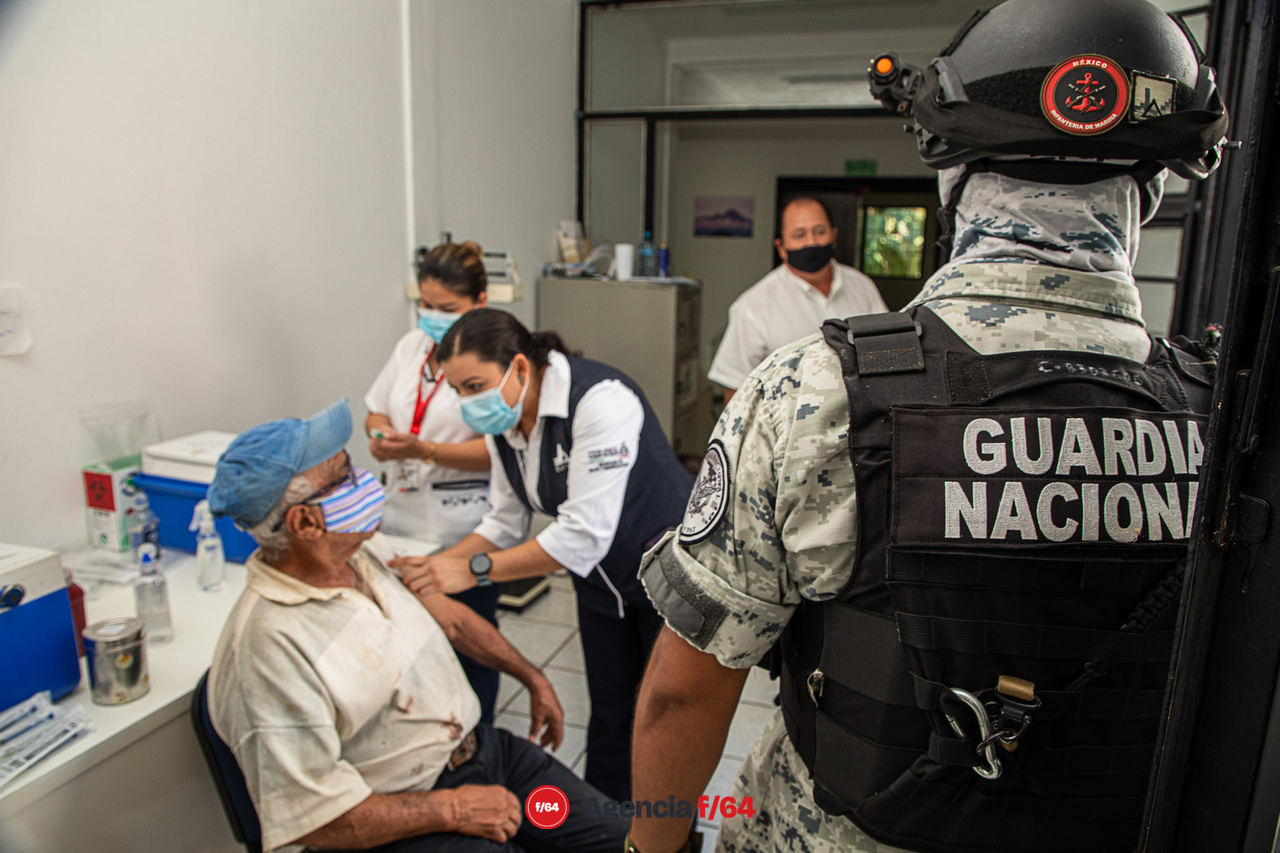 Guardia Nacional y Ejército apoyando con el resguardo de los espacios de vacunación.