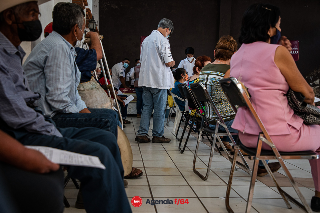 Sin distinción de colores ni estratos sociales todos los adultos mayores están siendo vacunados. 