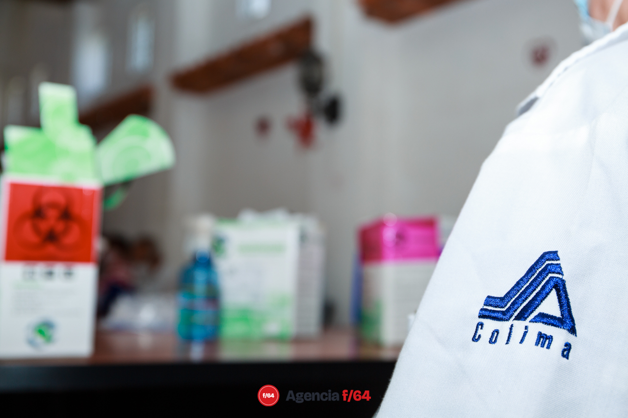 La Secretaría de Salud de Colima aplica la vacuna AstraZeneca contra COVID-19 a adultos mayores.