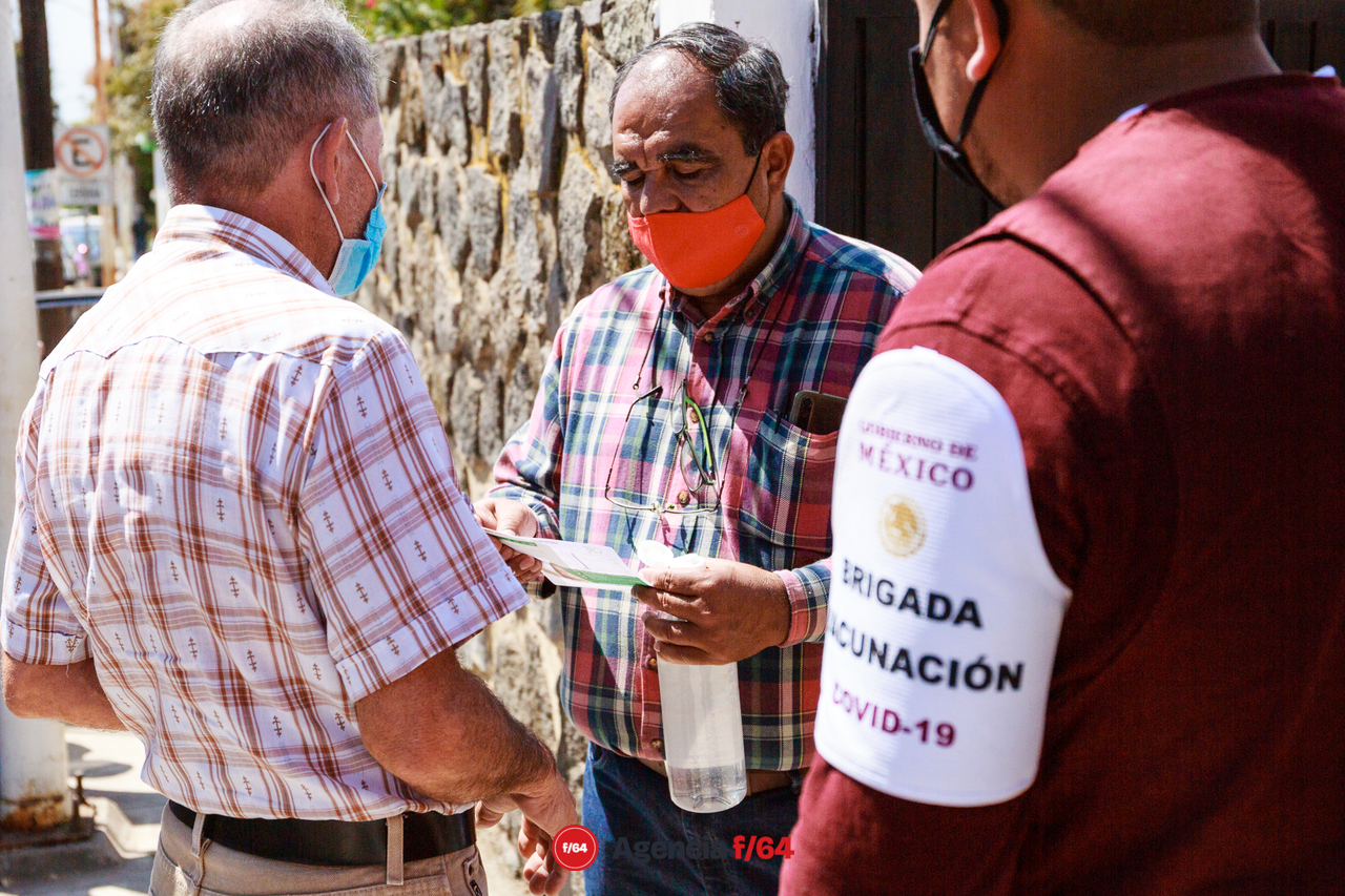 Revisión de documentos para verificar el domicilio antes de permitir el acceso a la vacunación.