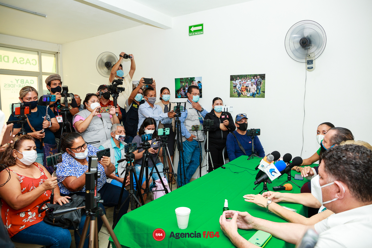 Medios presentes en la rueda de prensa en las instalaciones del Partido Verde en Manzanillo, Colima.