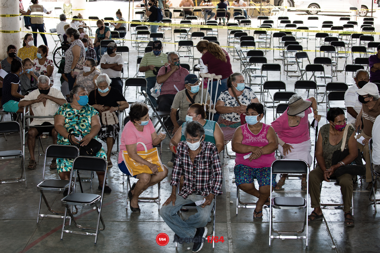 Personas vacunadas esperan los 30 minutos antes de poder retirarse.