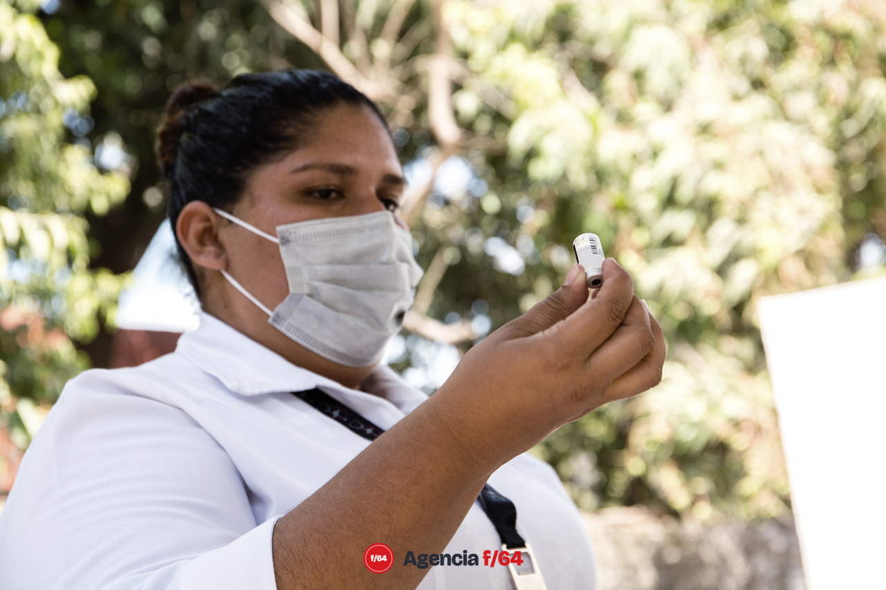 Personal de Salud Colima prepara las dosis de la vacuna Pfizer.