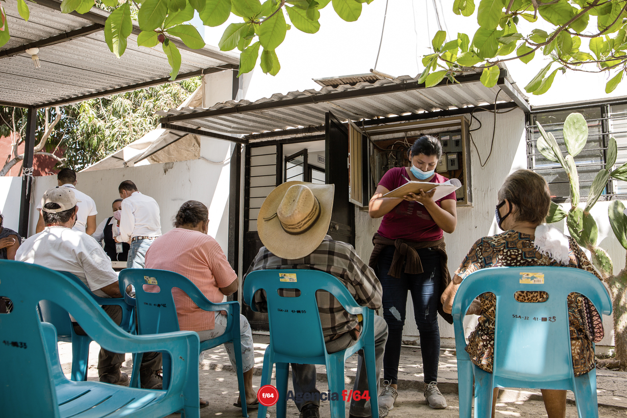 Personal del Gobierno Federal confirma los datos de las personas listas para ser vacunadas en Cofradía de Juárez.