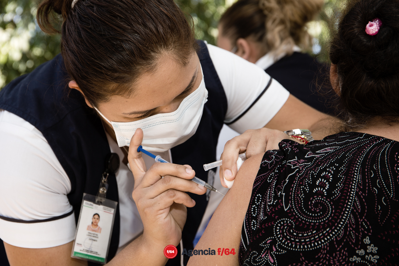 Personal de Salud Colima aplica la vacuna contra COVID-19.
