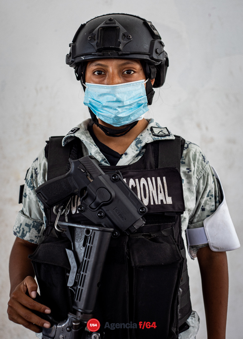 Mujer miembro de la Guardia Nacional resguardando las instalaciones donde se aplica la vacuna contra el COVID-19 en Armería, Colima. 
