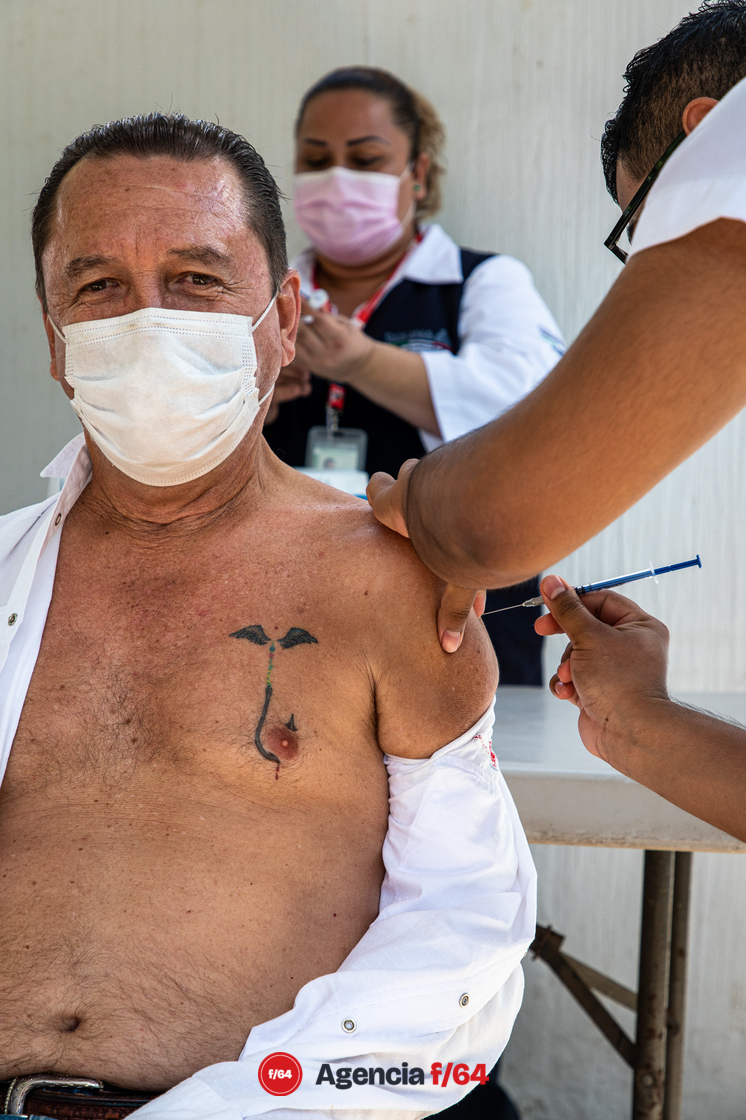 Médicos y enfermeras del Sector Salud aplican la vacuna a la población adulta en el poblado de Cofradia de Juárez, municipio de Armería.