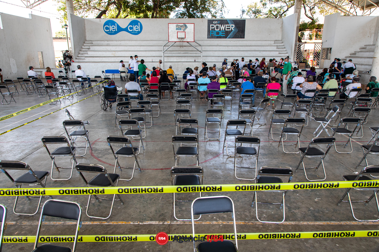 Medidas de sana distancia en la primera etapa de vacunación. Auditorio Municipal Prof. Rubén Tinoco Alcantar en Armería, cabecera municipal.