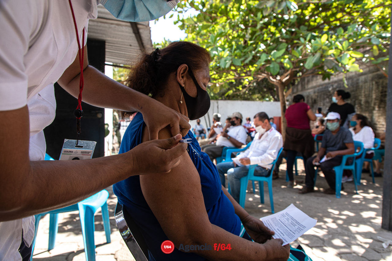 Médicos y enfermeras del Sector Salud aplican la vacuna a la población adulta en el poblado de Cofradia de Juárez, municipio de Armería.