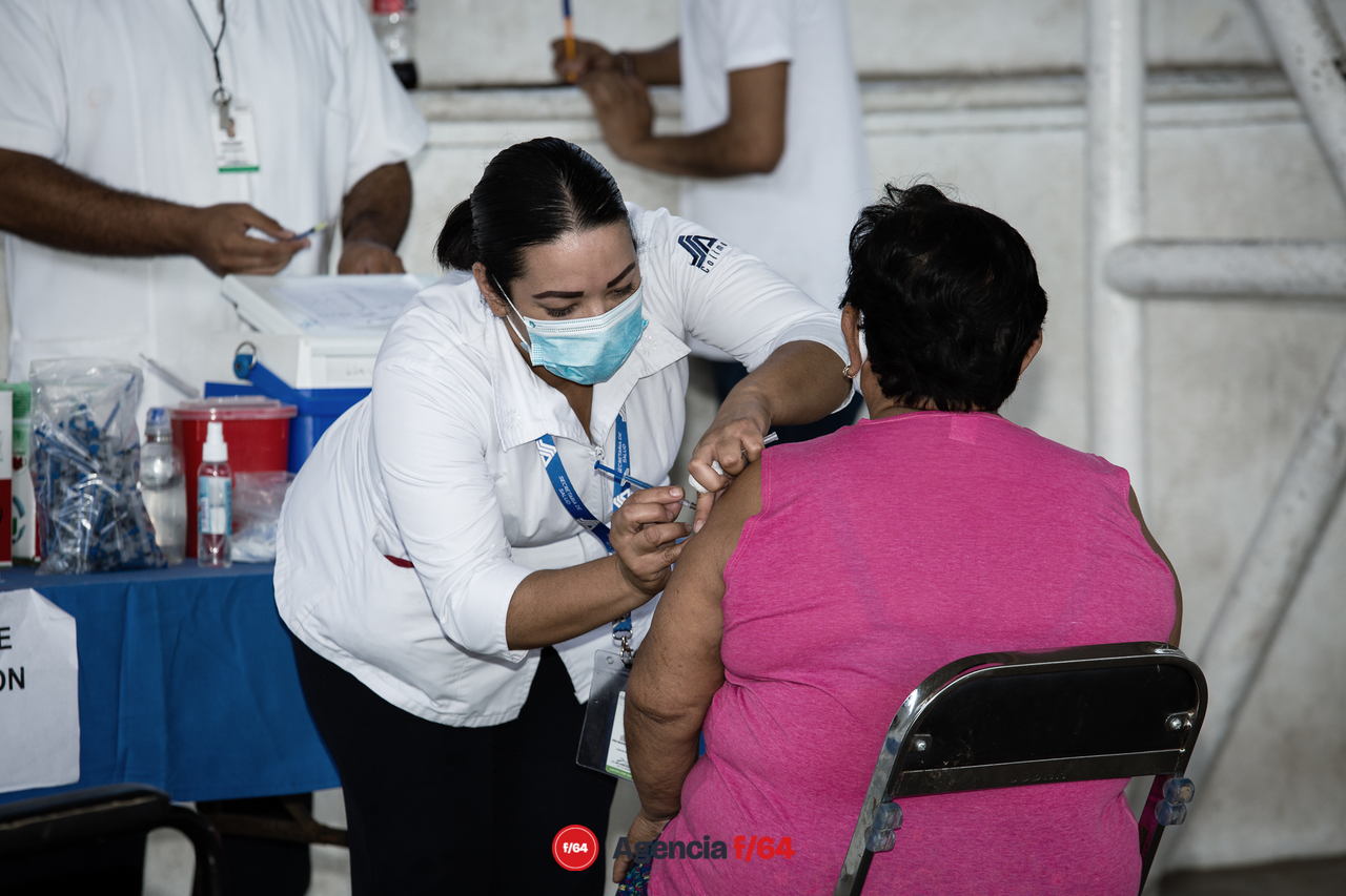 Personal de Salud Colima aplica vacunas.