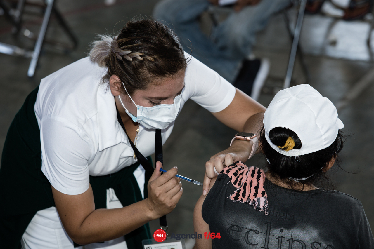 Personal de Salud Colima aplica vacuna Pfizer.