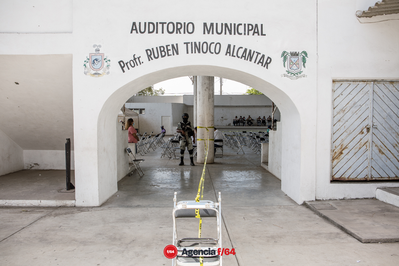 La vacunación en la cabecera municipal de Armería se llevó a cano en el Auditorio Municipal.