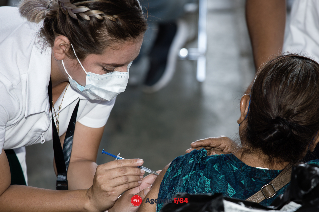 Personal de Salud Colima aplica vacuna Pfizer.