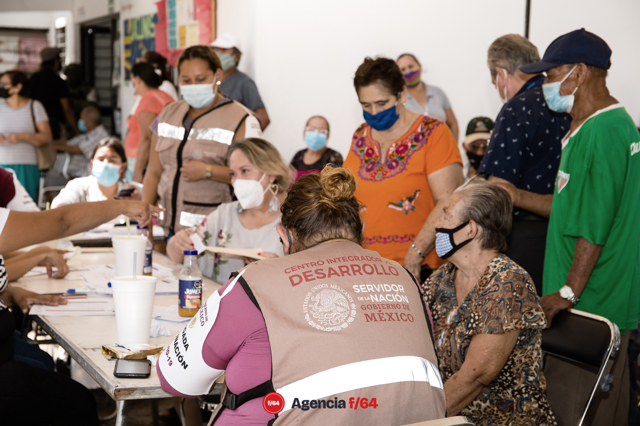 El espacio del Centro de Salud de Cofradía de Juárez fue demasiado pequeño para atender la demanda de las personas interesadas en vacunarse.
