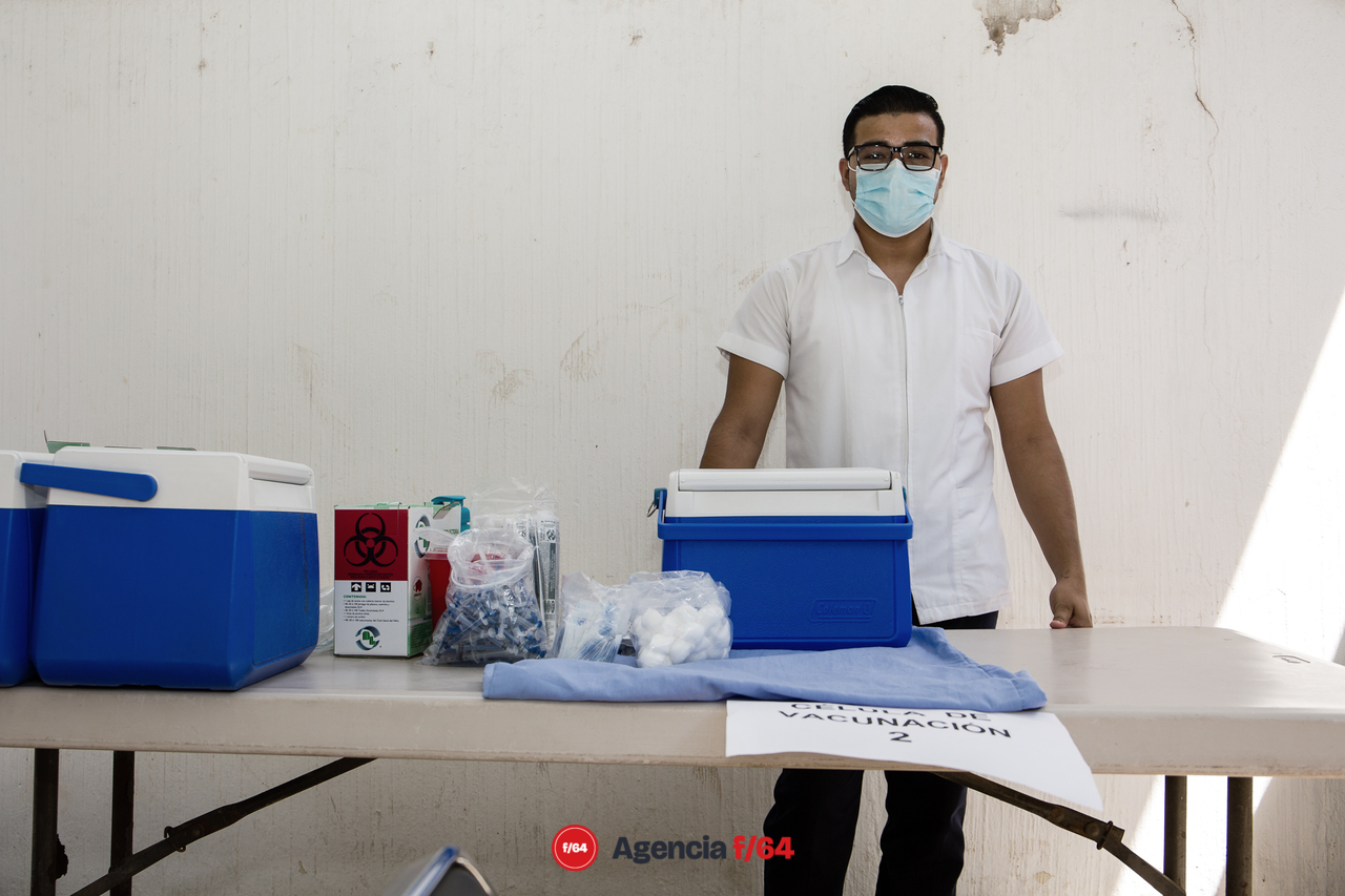 Personal de Salud Colima espera que complete el grupo de cinco personas para iniciar la vacunación. 