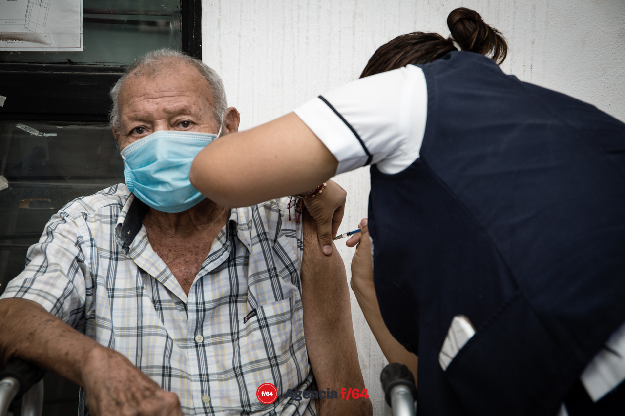 Personal de Salud Colima aplica vacuna Pfizer en Cofradía de Juárez.