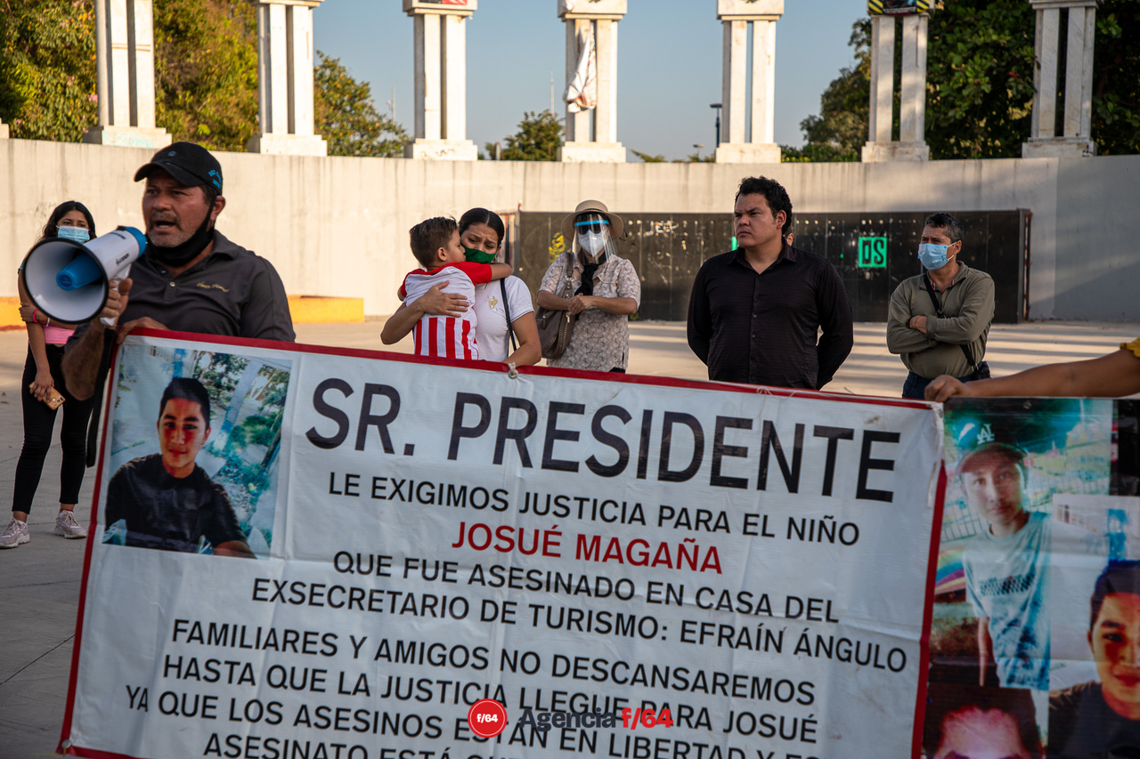 Padres y familiares de desaparecidos se dieron cita para reclamar justicia y exigirle al gobernador del Estado, Jose Ignacio Peralta, pronta respuesta a sus demandas, quienes incluso algunos de los padres señalaron al mismo gobernador de ser el responsable directo de dichos homicidios y desapariciones forzadas.