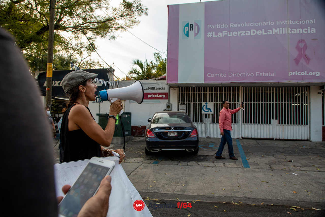 Sobre la marcha. 