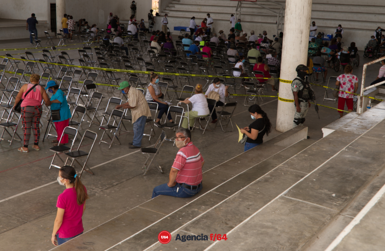 Personas en previo al registro y al fondo la zona de observación.
