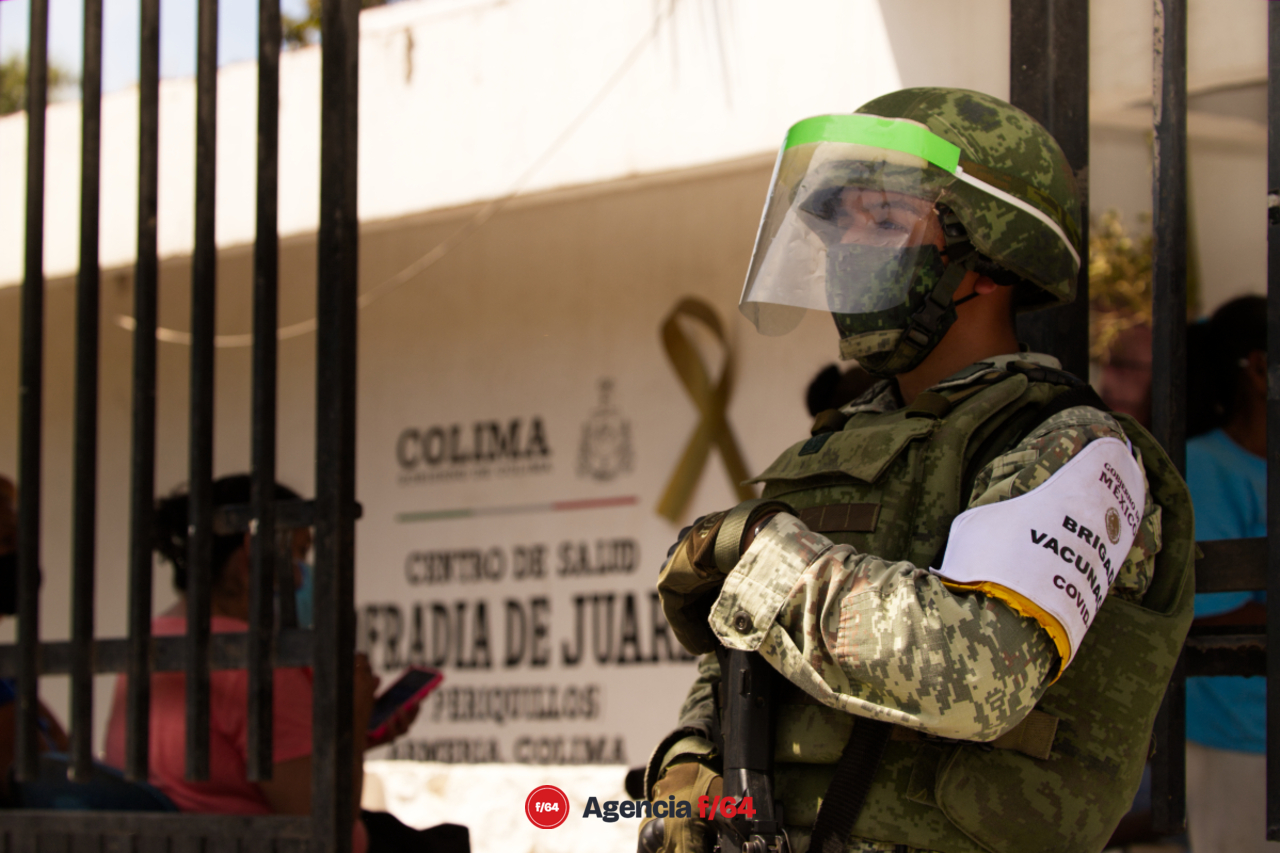Los centros de vacunación son resguardado por elementos de la guardia civil y militar.