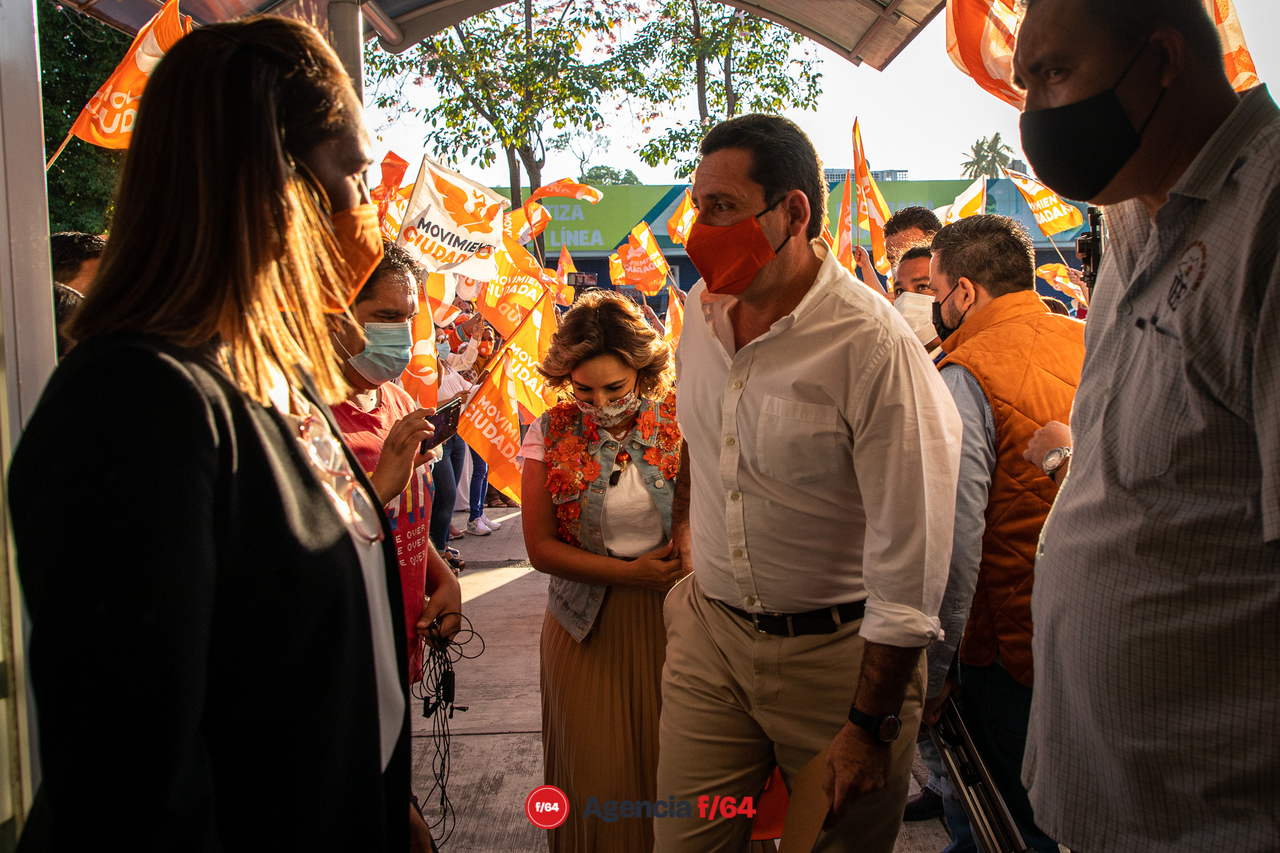 Leoncio Moran ingresando a las instalaciones del IEE acompañado de su esposa, Azucena López Legorreta.