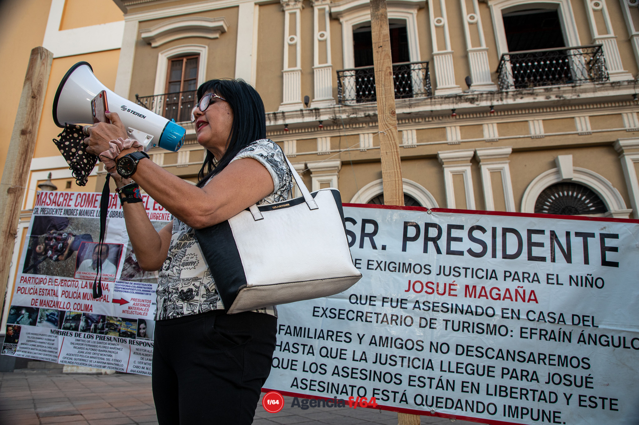 Al termino de la manifestación, se leyó una vez mas el manifiesto y poemas en memoria de Los Desparecidos.