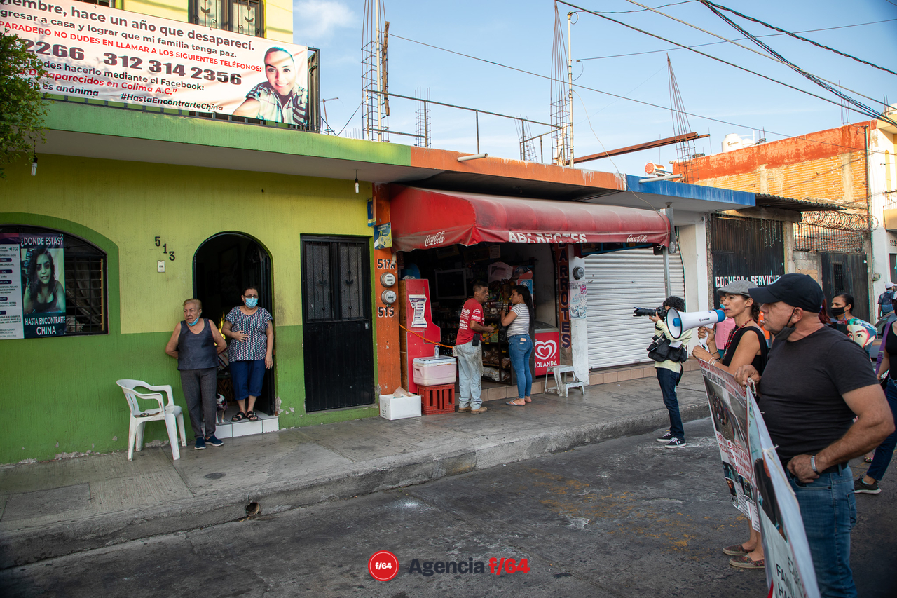 El contingente hizo una breve parada frente a la casa de una ciudadana desaparecida. 