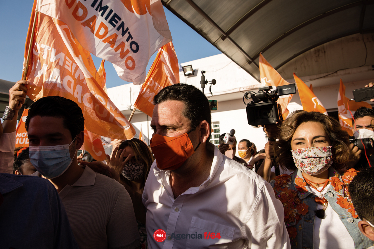 A la salida de Instituto Estatal Electoral.