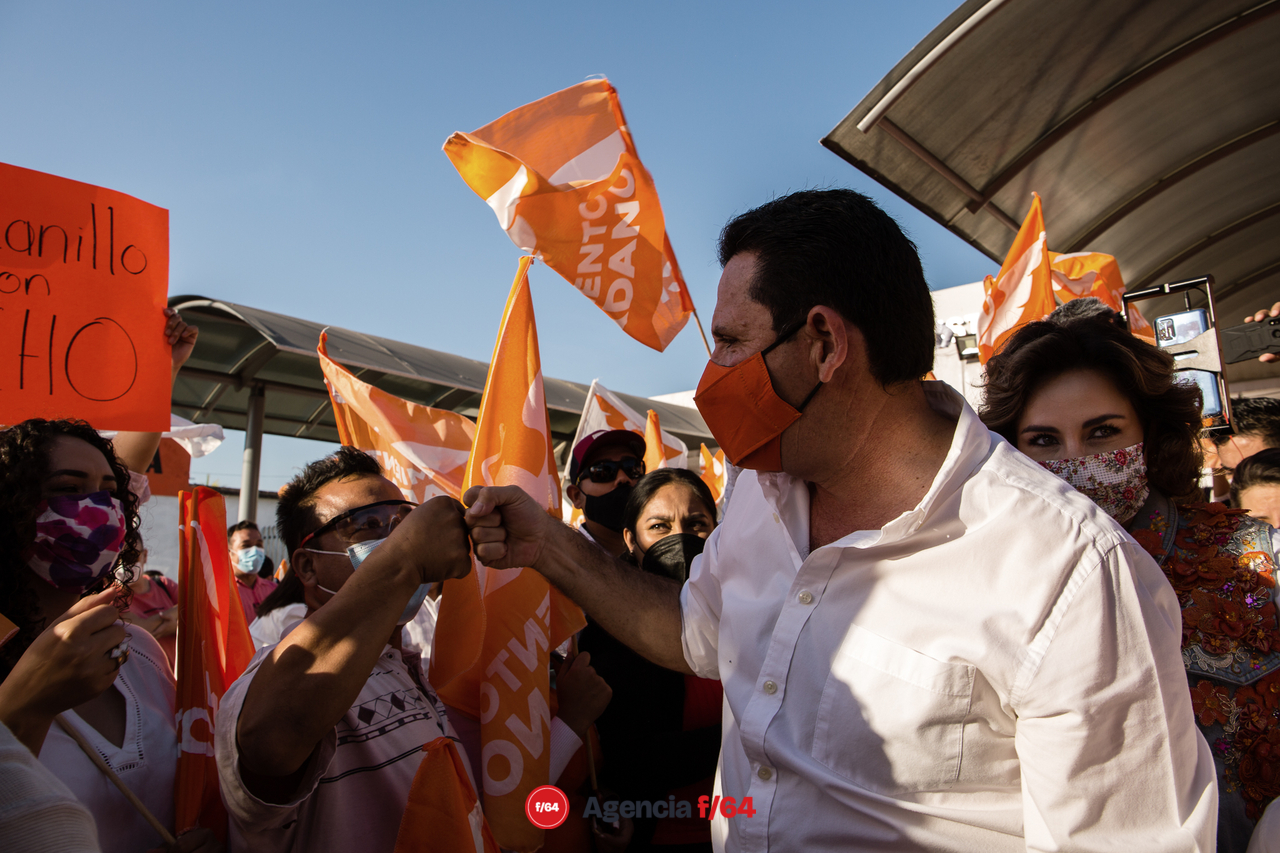 Saludando a la salida del Instituto Estatal Electoral.