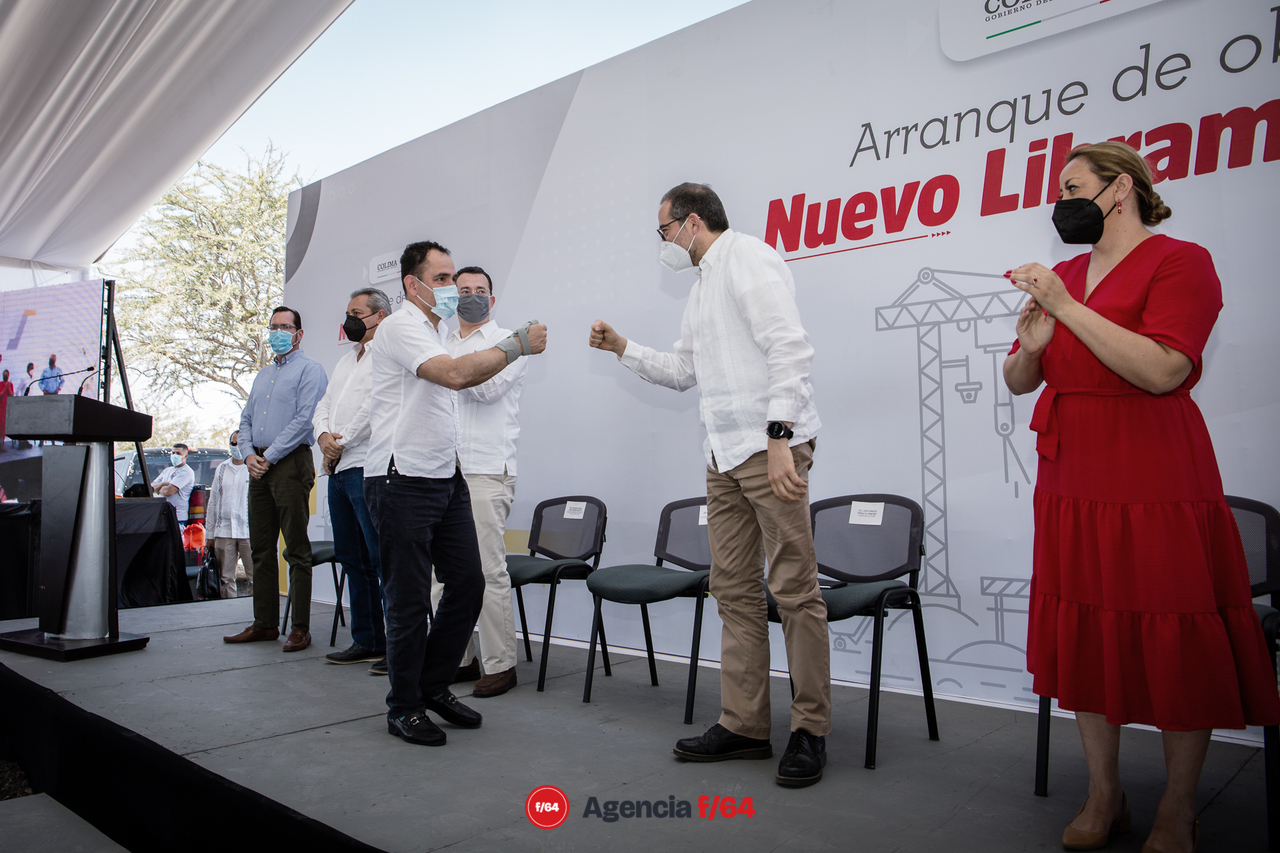 El Secretario de Hacienda, Arturo Herrera Gutiérrez, saluda a los presentes al terminar su discurso.