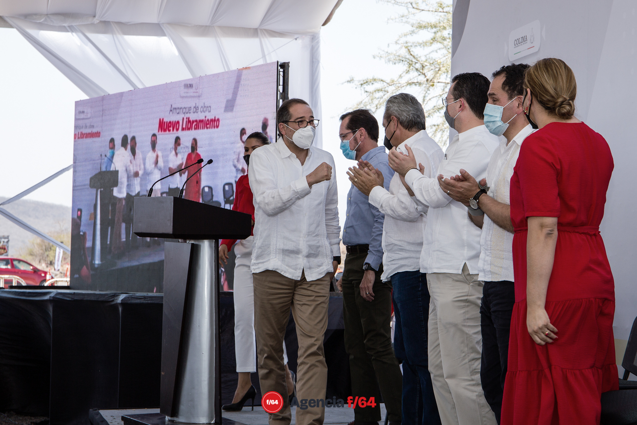 El Gobernador, José Ignacio Peralta Sánchez, saluda a los presentes al terminar su discurso.