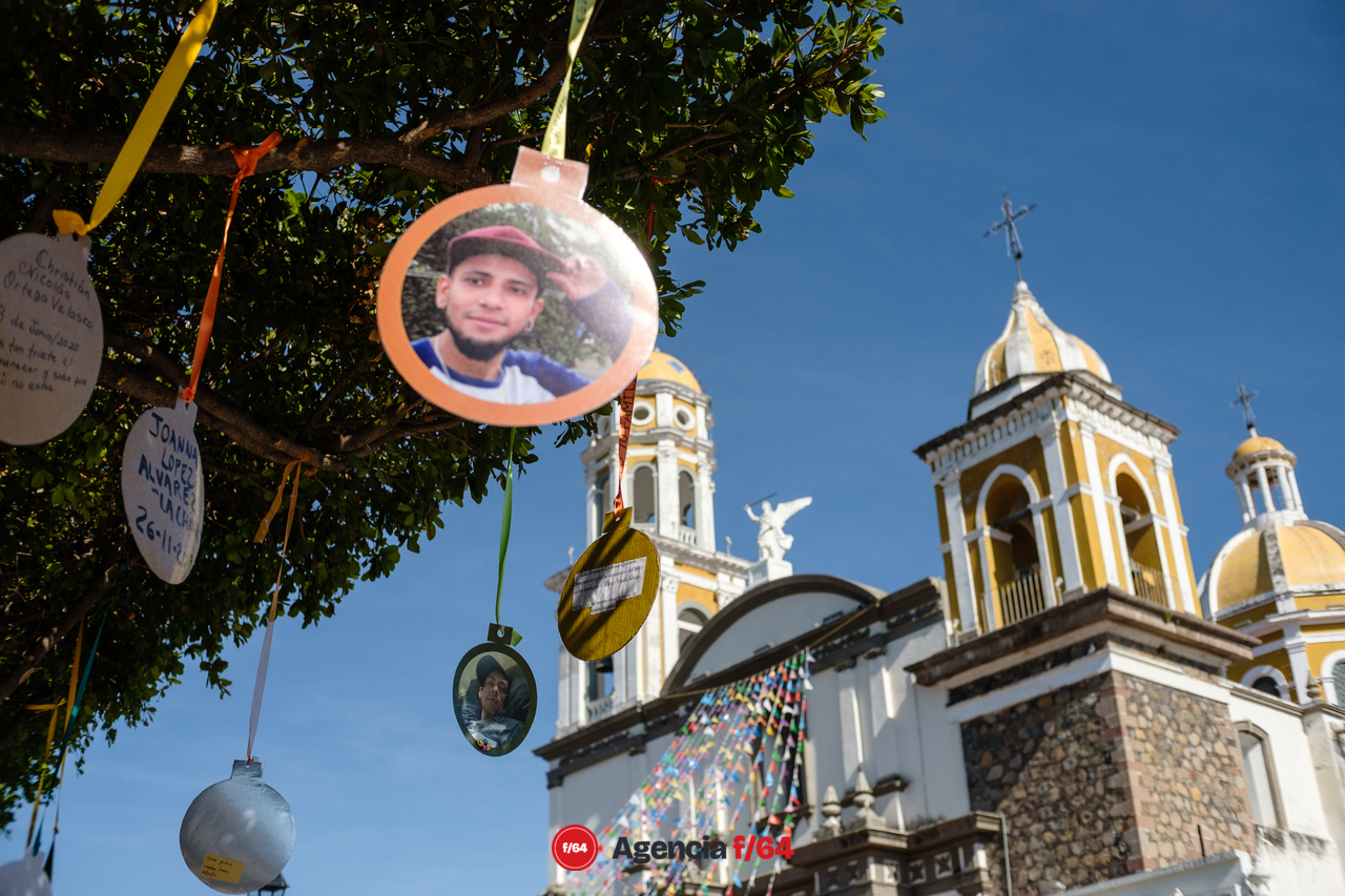 Esferas con información de desaparecidos cuelgan de la Plaza Principal de Comala.